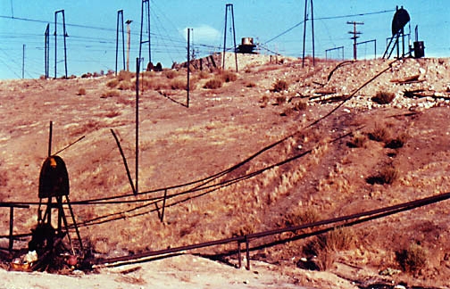 http://www.sjvgeology.org/old_stuff/lariverrailroads/oil_city1.jpg